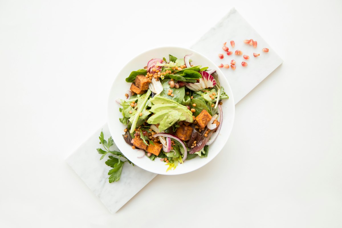Salade colorée avec légumes frais